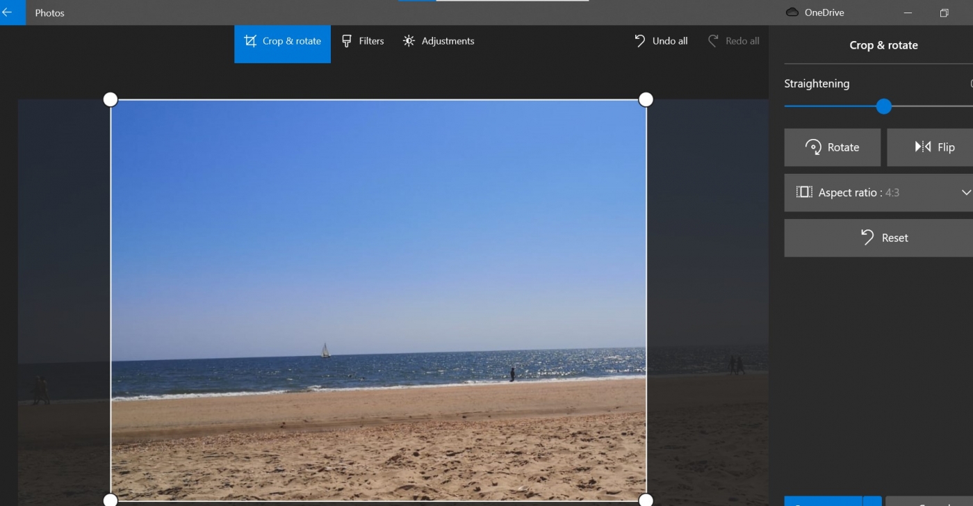Captura de pantalla que muestra opciones de recorte y giro en la aplicación Fotos