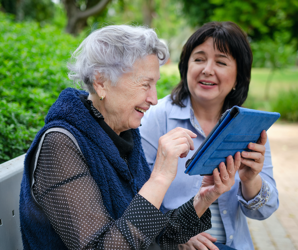 2 ladies at computer