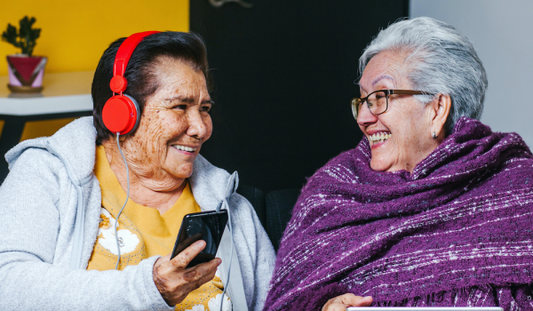 2 ladies laughing